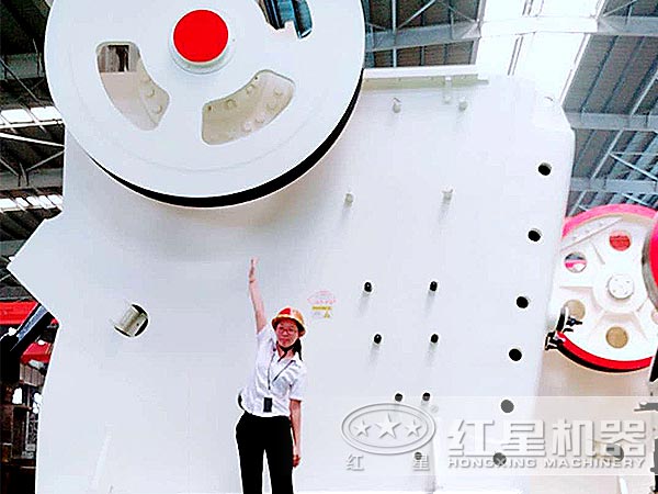 細(xì)碧巖顎式破碎機(jī)實拍