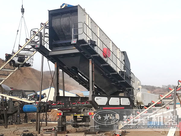 車載移動破碎站_碎石機生產(chǎn)現(xiàn)場