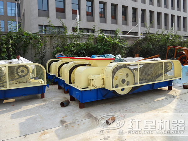 河卵石對(duì)輥破設(shè)備廠(chǎng)區(qū)實(shí)拍
