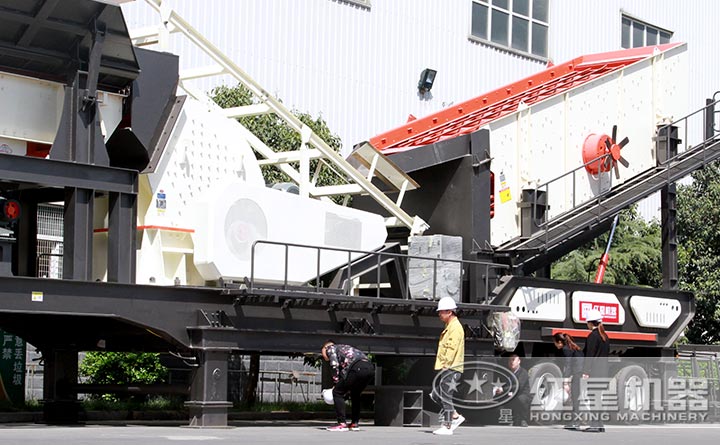 客戶參觀建筑工地垃圾粉碎機廠區(qū)