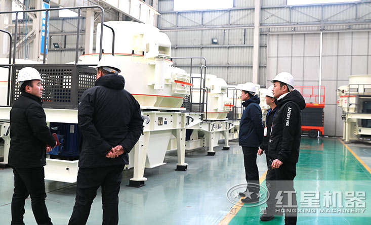 客戶參觀紅星風(fēng)化石制砂機(jī)廠區(qū)，綜合對比性價比
