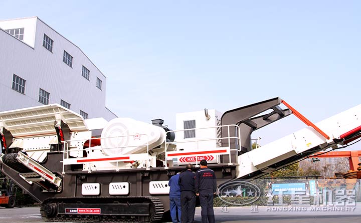 客戶考察紅星移動(dòng)式破碎機(jī)廠區(qū)，免費(fèi)技術(shù)咨詢現(xiàn)場(chǎng)