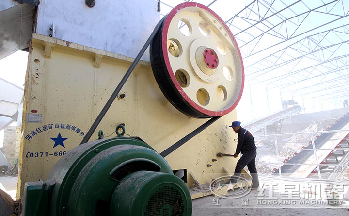 顎式破碎機(jī)設(shè)備現(xiàn)場
