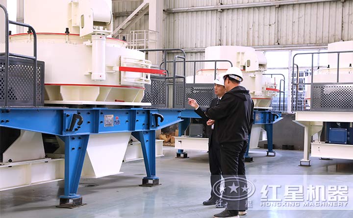 技術(shù)經(jīng)理為來訪客戶講解礦石制砂機(jī)